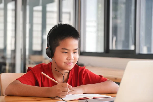 Joven Estudiante Collage Usando Computadora Dispositivo Móvil Estudiando Línea Educación — Foto de Stock