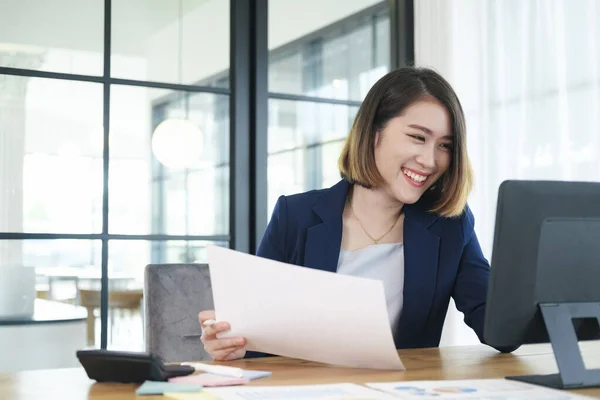 Asiatische Frau Arbeitet Laptop Geschäftsfrau Arbeitet Büro Laptop — Stockfoto