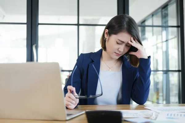 Versuchte Geschäftsfrau Junge Büroangestellte Schreibtisch Beim Versuch Modernen Büro Arbeiten — Stockfoto