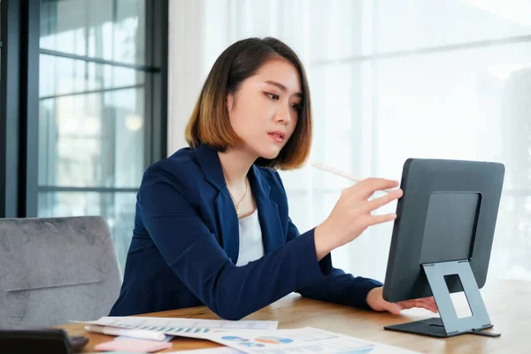 Porträt Einer Schönen Jungen Unternehmerin Die Einem Modernen Arbeitsplatz Arbeitet — Stockfoto