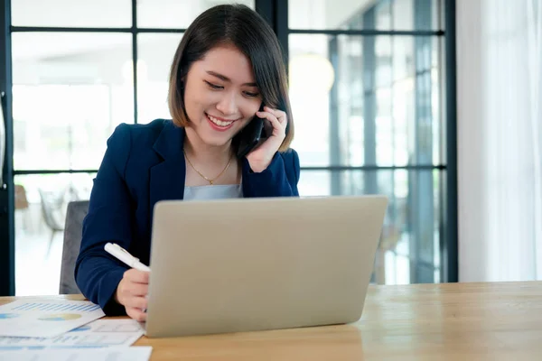 Portrait Belle Jeune Femme Affaires Entrepreneur Travaillant Dans Poste Travail — Photo