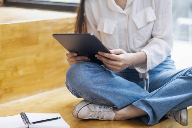 Bilgisayar ve mobil cihaz kullanan genç bir kolaj öğrencisi. Eğitim ve çevrimiçi öğrenim. 