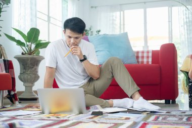 Genç adam internette çalışıyor ve evden öğreniyor..