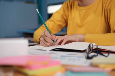 Deftere kalem yazarak ellerinizi kapatın. Eğitim kavramı.