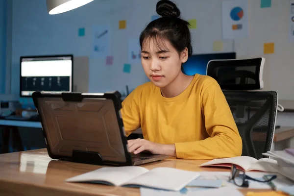 Empresária Concentrada Trabalhando Até Tarde Com Seu Laptop — Fotografia de Stock