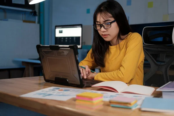 专心致志的女商人带着手提电脑加班 — 图库照片