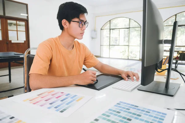 Diseñador Gráfico Que Trabaja Con Muestras Color Para Selección Diseñador — Foto de Stock