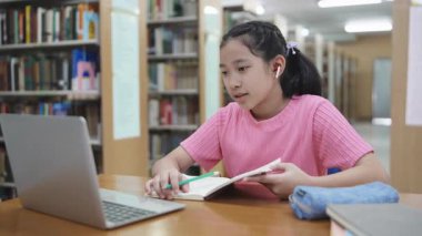 Dizüstü bilgisayar, kulaklık ve internette sunum, ders ya da okuma konuşması için konuşan bir çocukla öğrenme. Çevrimiçi eğitim, video çağrı ve geliştirme veya sanal sınıf teknolojisi olan genç bir kız öğrenci.