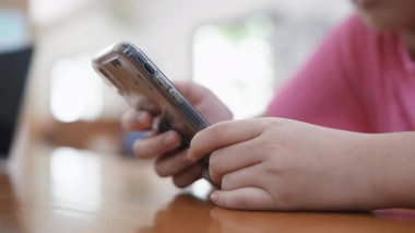 Kapanış kızı elleri mesaj atmak için akıllı telefon kullanıyor ya da telefonunda oyun oynuyor. Dijital bağımlılık kavramı. Modern dünyada toplumun dijital hale getirilmesi ve bilgilendirilmesi.