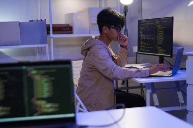 Masaüstü Bilgisayarında Çoklu Ekran Ayarlı Erkek Yazılım Mühendisi Yazma Kodu. Yapay zeka eğitim prosedürlerinde görevleri düzene sokmak için kullanılan büyük veri tabanlarını yöneten veri merkezi programcısı.