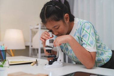 Bilimi desteklemek için mikroskop araştıran ilköğretim öğrencisi merak keşfi ve sınıf becerisi geliştirme