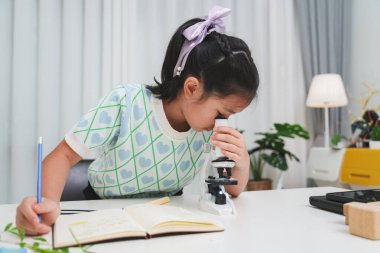 Öğrenci mikroskopla BTMM merakı keşfi bilimsel düşünce ve gelecekteki dijital öğrenme becerilerini geliştiriyor.