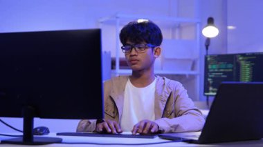 Masaüstü Bilgisayarı 'nda çalışan odaklanmış Erkek Programcı, Yazılım Geliştirici, ekranda ofis işyerinde oturuyor. Ofiste Profesyonel Bilişim Programcısı Geliştirme Uygulaması, Program Yazma Kodu.