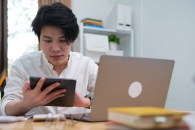 Eğitim, planlama ve proje geliştirme için dizüstü bilgisayar ve tablet kullanan çevrimiçi öğrenim veya dijital iş dünyası