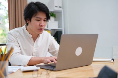 Girişimci dijital pazarlama okurken, planlama, analiz ve geliştirme için çevrimiçi araçlar kullanarak iş projesini yönetir