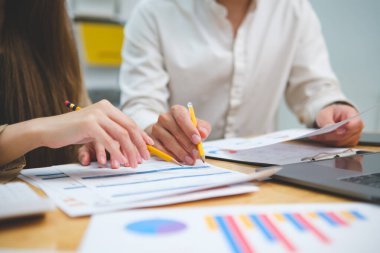 Performans sonuçlarına odaklanan mali verileri analiz eden iki kişi strateji planlaması ve iş veya eğitim amaçlı veri yorumlaması