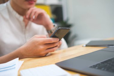 Cep telefonu daktilo bilgisayarını kullanarak çalış. Cep telefonuyla sohbet et. Laptop bizimle iş yerinde irtibata geç. Yatırım planını düşün. Bilgi interneti ara.