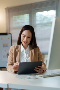 Finans işkadını, tabletle gözden geçir, bütçe sunumu için fon fikirleri ya da veri analizi yap. İş yerinde teknoloji, çevrimiçi rapor veya yatırım planı güncellemesi için araştırma, kağıt ve analist