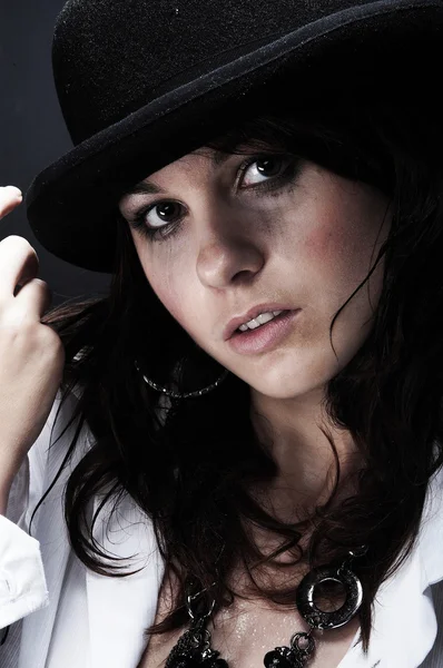 Vacker ung kvinna som bär svart hatt Royaltyfria Stockfoton