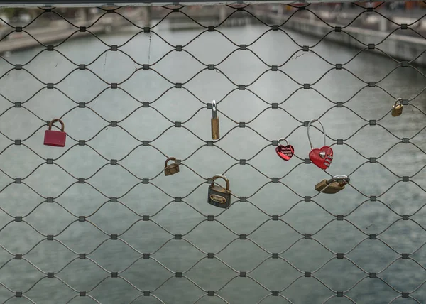 Aşk Kilidi, Confluences köprüsünde asılı, Lyon.