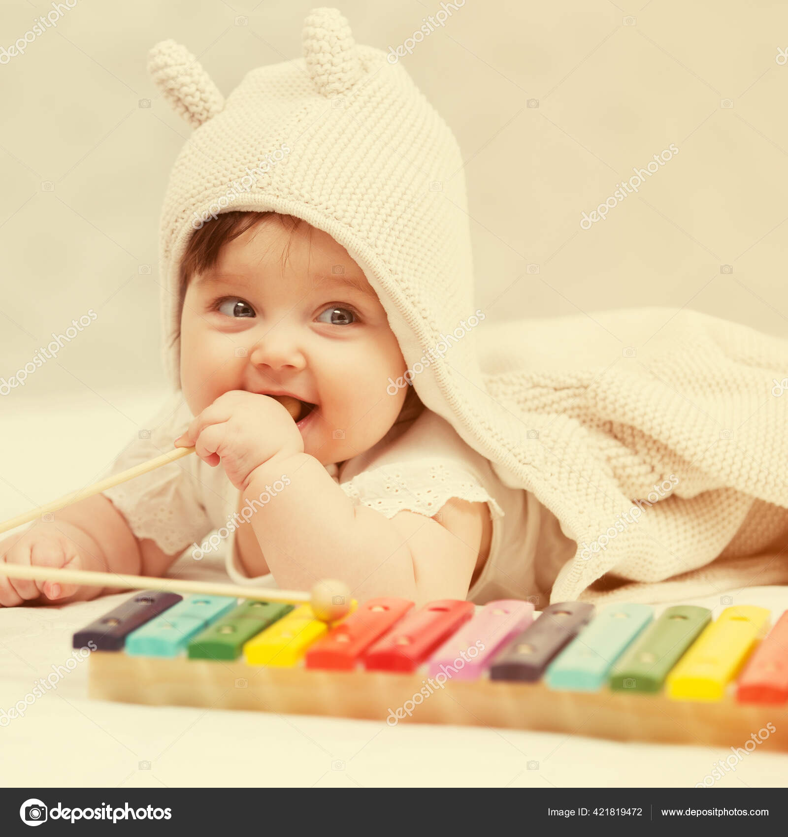 半年赤ちゃん女の子遊びますとともにxylophoneおもちゃオン毛布の上に家 ストック写真 C Wrangler 半年赤ちゃん女の子遊びますとともにxylophoneおもちゃオン毛布の上に家 ストック写真 C Wrangler