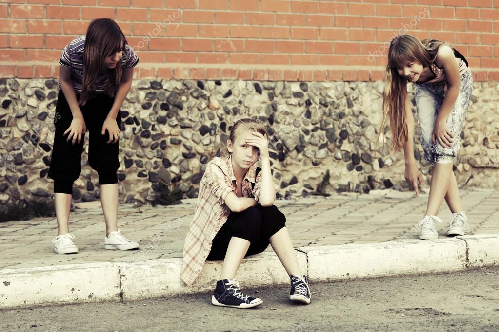 Обиженная девушка. Мальчик и девочка мирятся. Буллинг детей в школе. Не обижай девчонку малолетку кто исполняет. Не обижай девчонку малолетку кто исполняет.