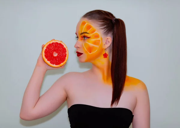 Chica Con Maquillaje Naranja Una Rebanada Pomelo —  Fotos de Stock