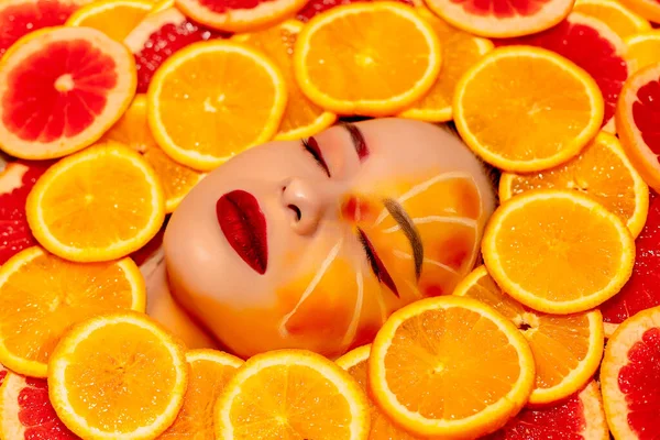 Cara Una Chica Con Maquillaje Naranja Está Rodeada Rodajas Naranja —  Fotos de Stock