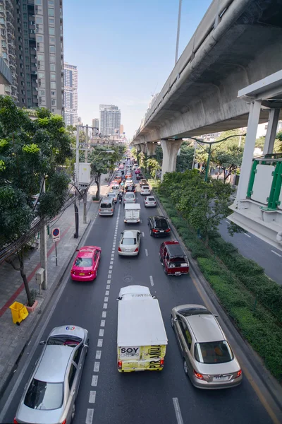 Κυκλοφορίας Sukhumvit Road, Μπανγκόκ, Thainland — Φωτογραφία Αρχείου