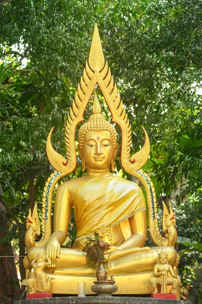 Estátua de buda dourada — Fotografia de Stock