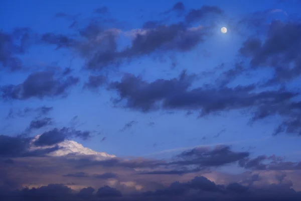 Lua e nuvens céu noturno — Fotografia de Stock