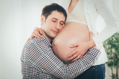 Mutlu çift yeni bir bebek bekliyor