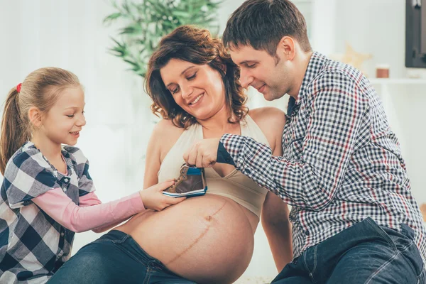 Une famille heureuse attend un nouveau bébé — Photo