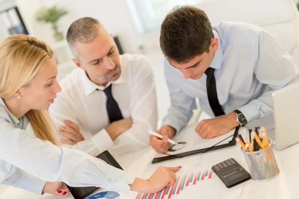 Trabajo en equipo en la oficina — Foto de Stock