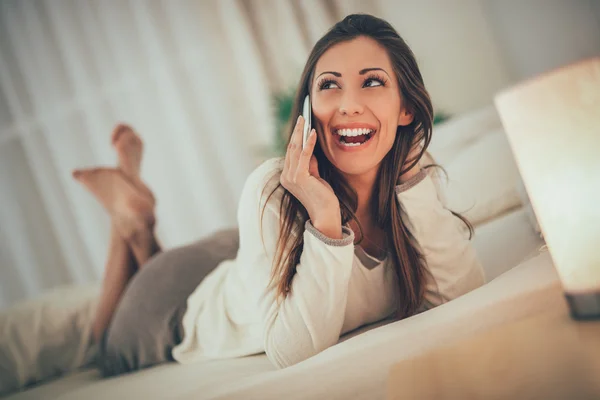 Fröhliches Mädchen im Bett — Stockfoto