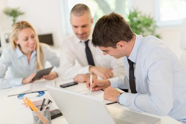 Kollegen im Büro — Stockfoto