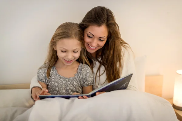 Lasst uns eine Geschichte lesen — Stockfoto