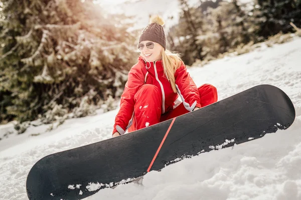 Unga kvinnliga snowboardåkare — Stockfoto
