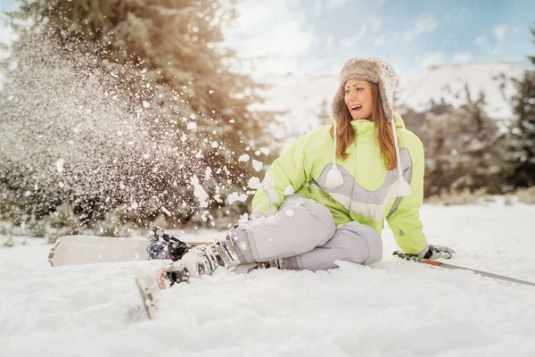 Menina que tem acidente de esqui — Fotografia de Stock
