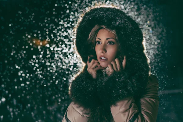 Jovem mulher inverno — Fotografia de Stock