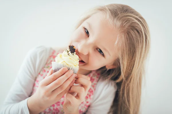 Kleines Mädchen mit Cupcake — Stockfoto