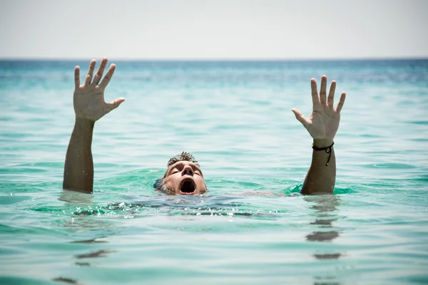 Afogamento Homem no mar — Fotografia de Stock