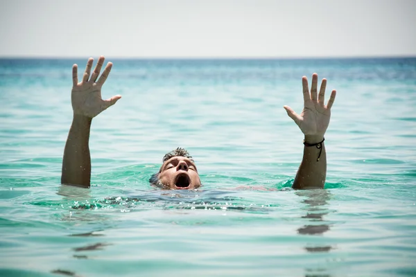 Drunknar Man i sjön — Stockfoto