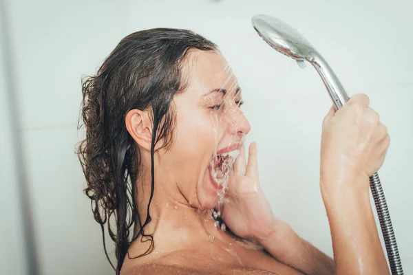 Ducha mujer lavado cara — Foto de Stock