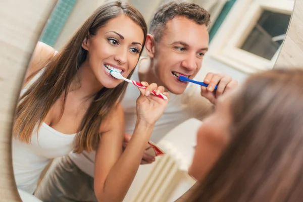 Casal escovação dos dentes — Fotografia de Stock