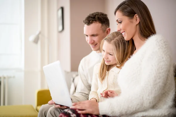 Lycklig familj med laptop — Stockfoto