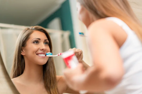 Dziewczyna mycie zębów — Zdjęcie stockowe