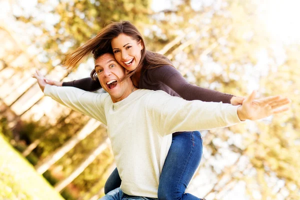 Couple joyeux dans le parc — Photo