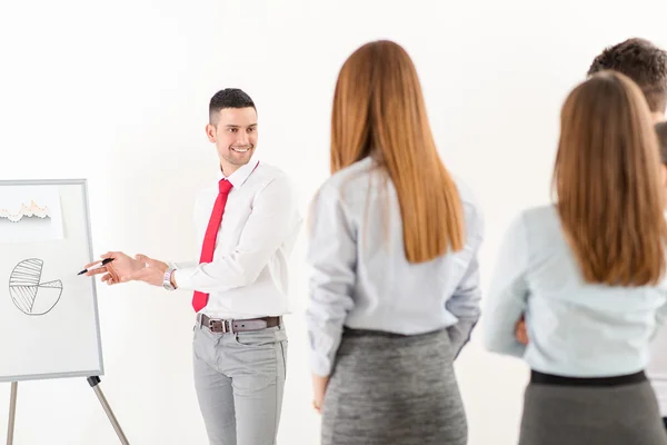 Affärsman ger presentation — Stockfoto