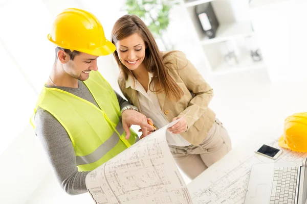 Arquiteto de construção sorridente — Fotografia de Stock